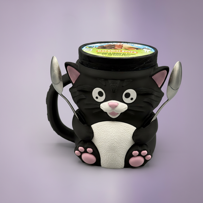 Schwarze Katze mit Löffeln und Eisbecher